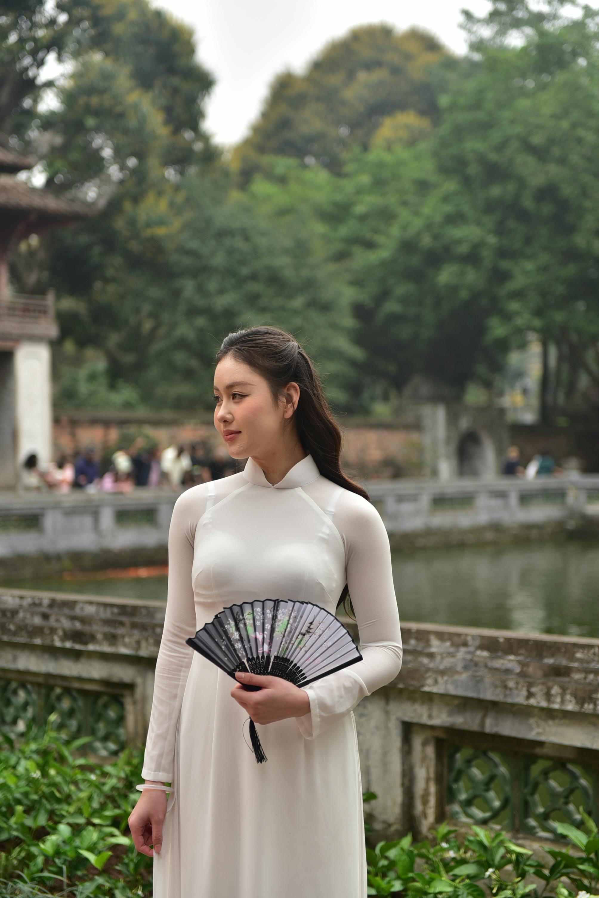 美景图片秋_晴空下的雄伟山脉