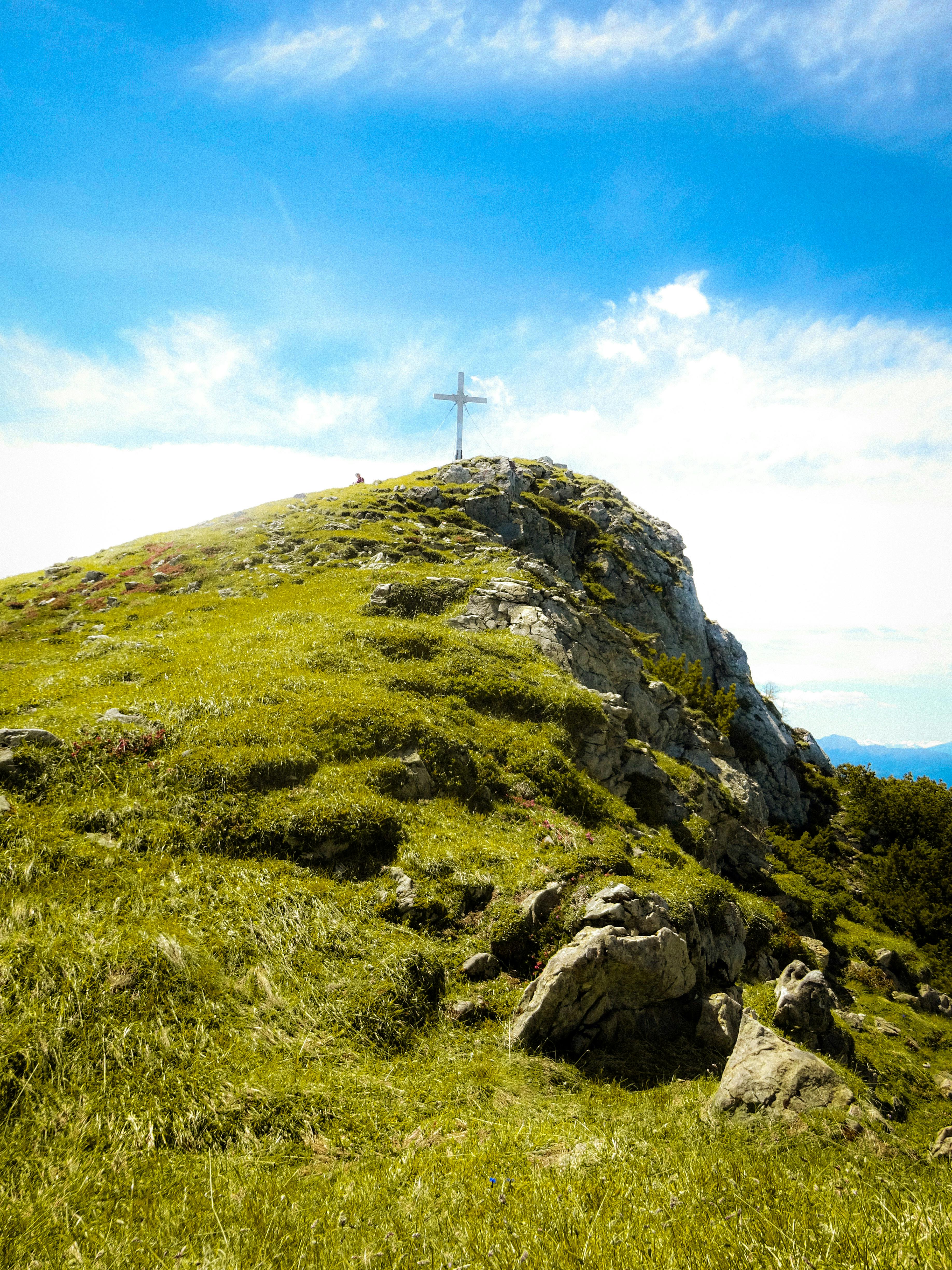 美景图片山水_带有锥形屋顶的中世纪石塔