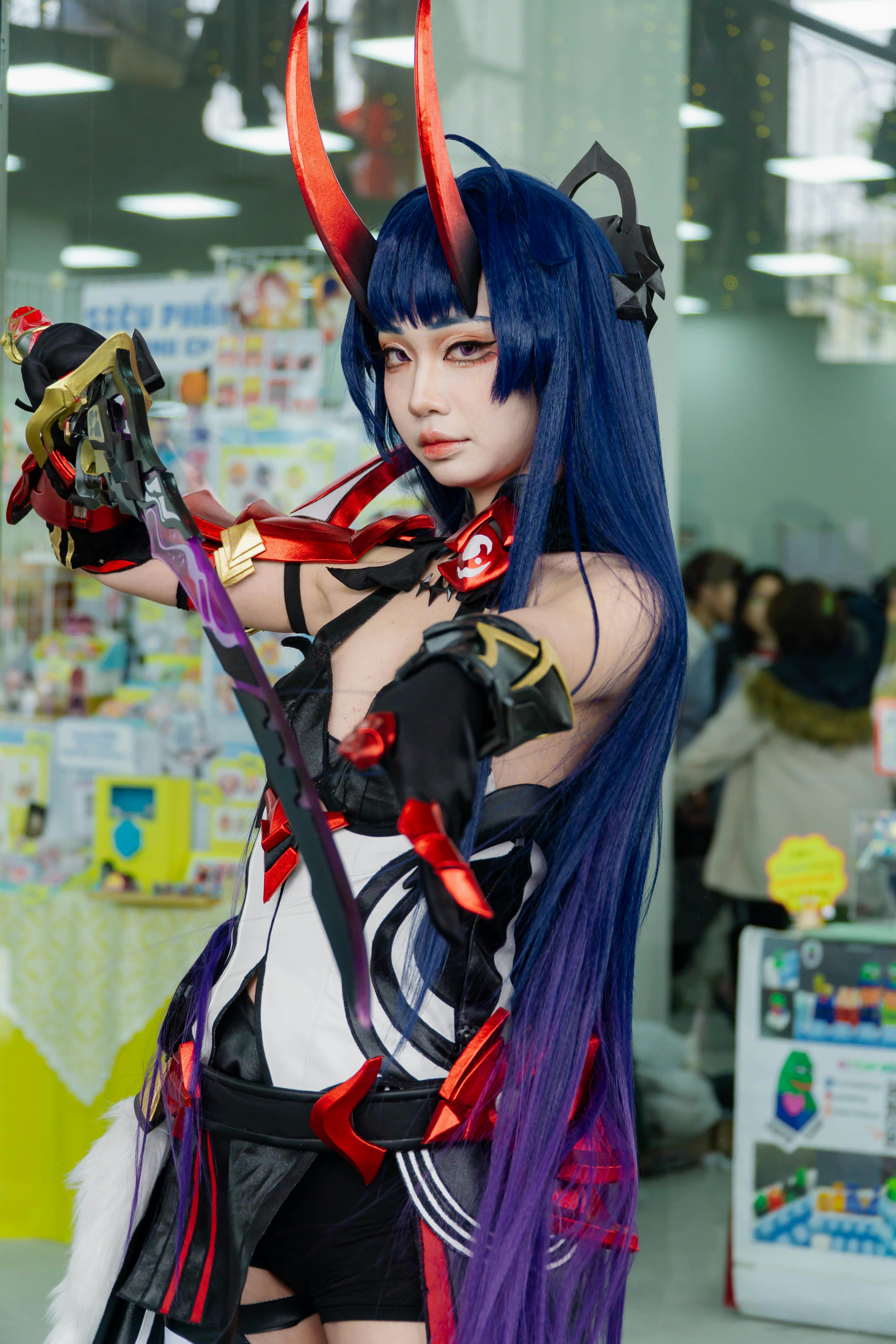 美女自拍11美女_室内展会上色彩缤纷的cosplay角色