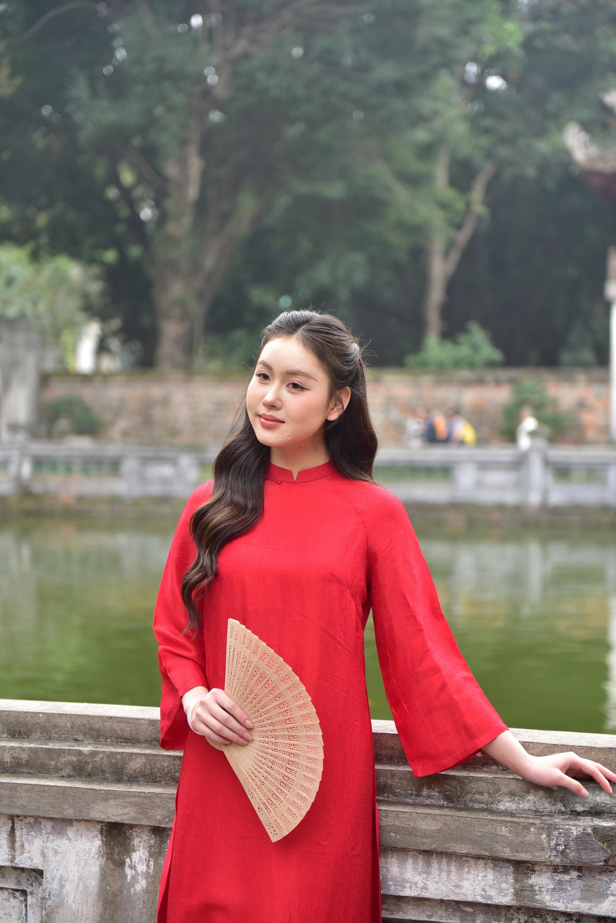 壁纸古风纯色壁纸_历史悠久的阳台上穿红裙子的年轻女子