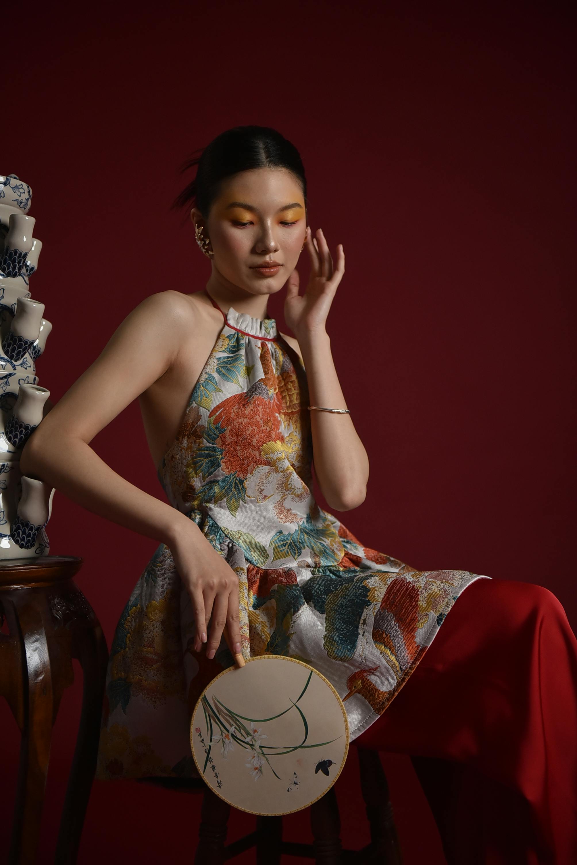 美女头像照片_身着传统亚洲服饰、手持扇子的优雅女性