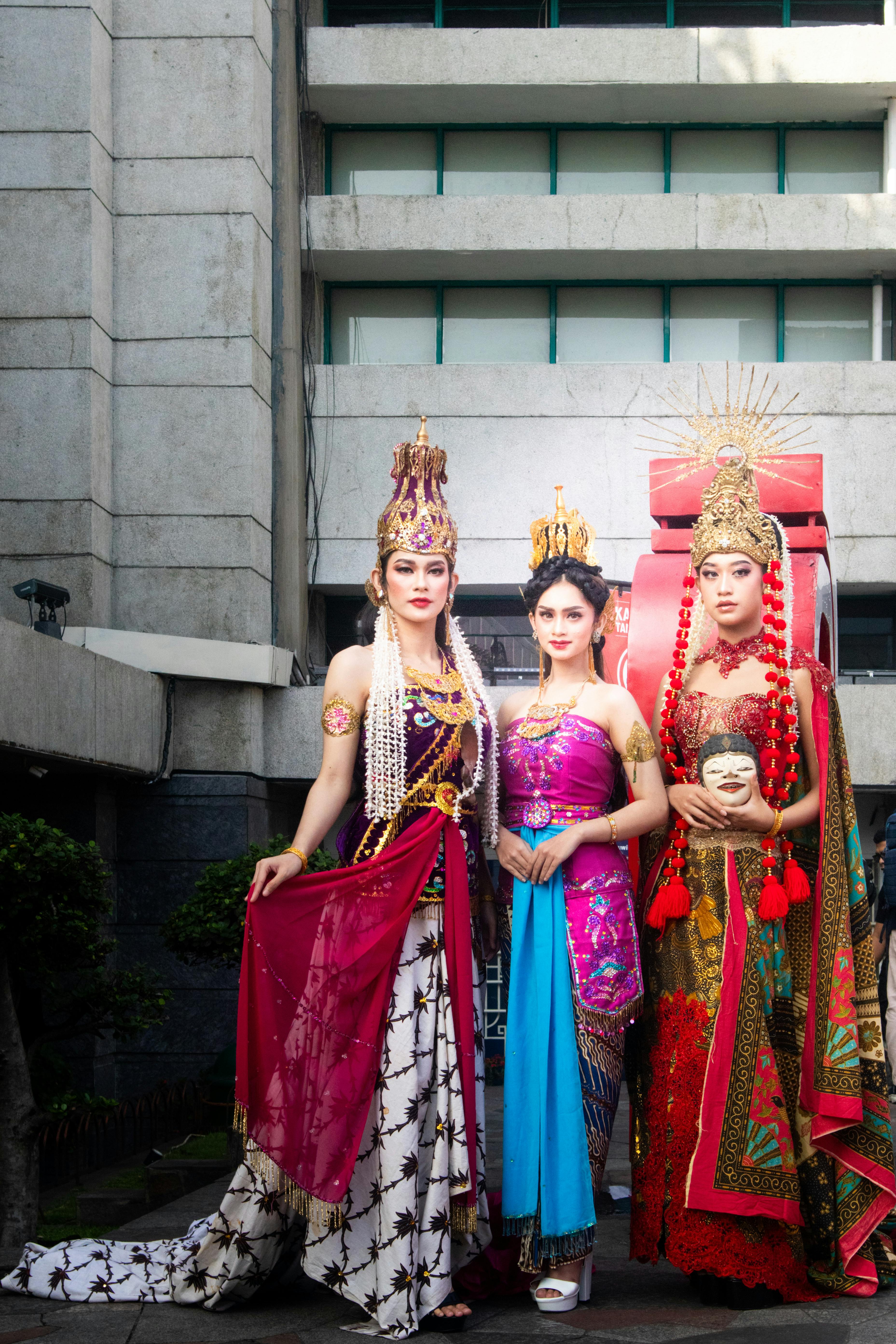 美女壁纸in_帕斯帕提那神庙中身着传统服饰的苦行僧