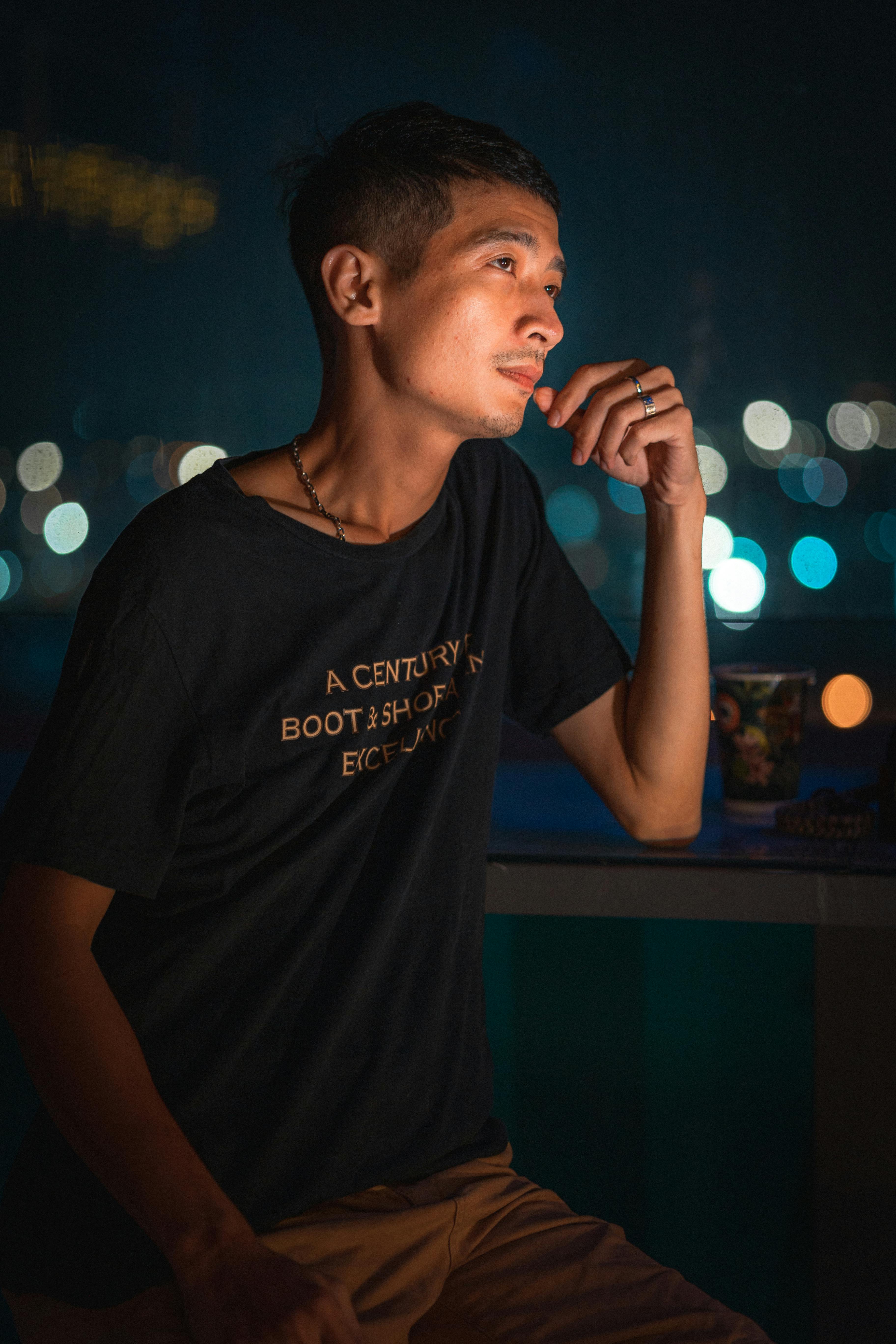 手机壁纸Night_夜幕下沉思的男人肖像