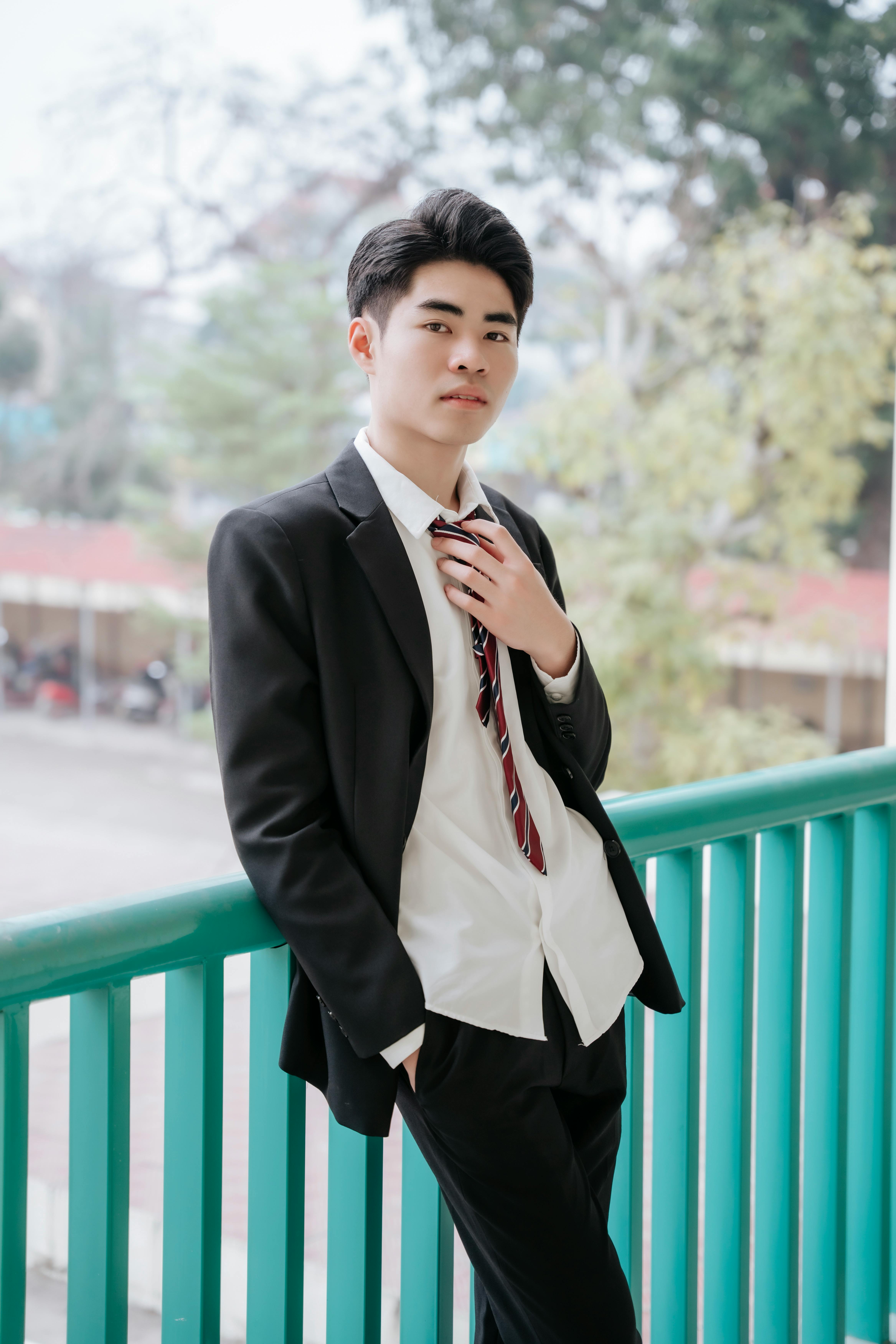 美女自拍壁紙_轻松的户外环境中的年轻职业男子