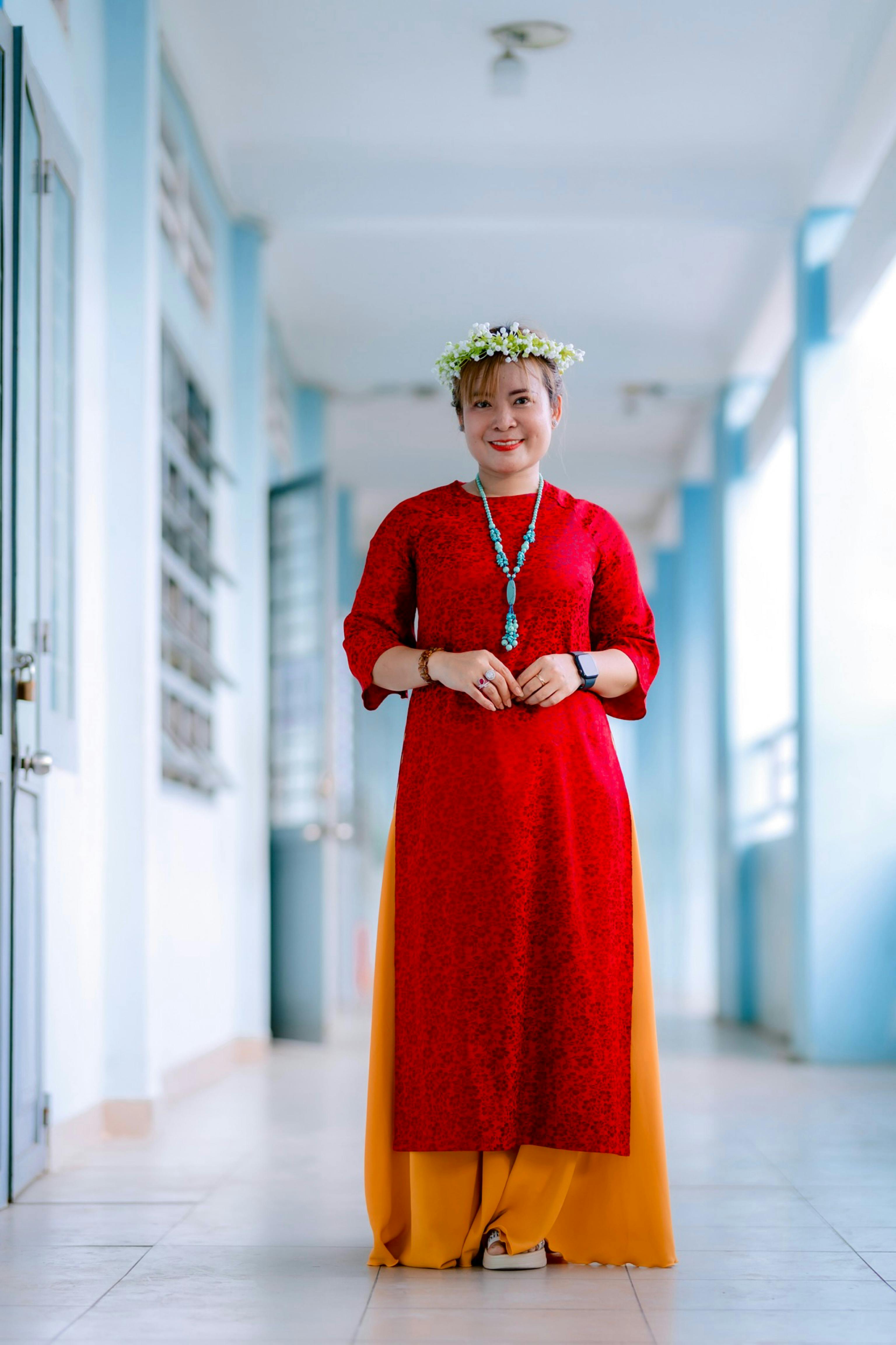 美景图片,HD_户外身穿红裙、头戴花冠的女子