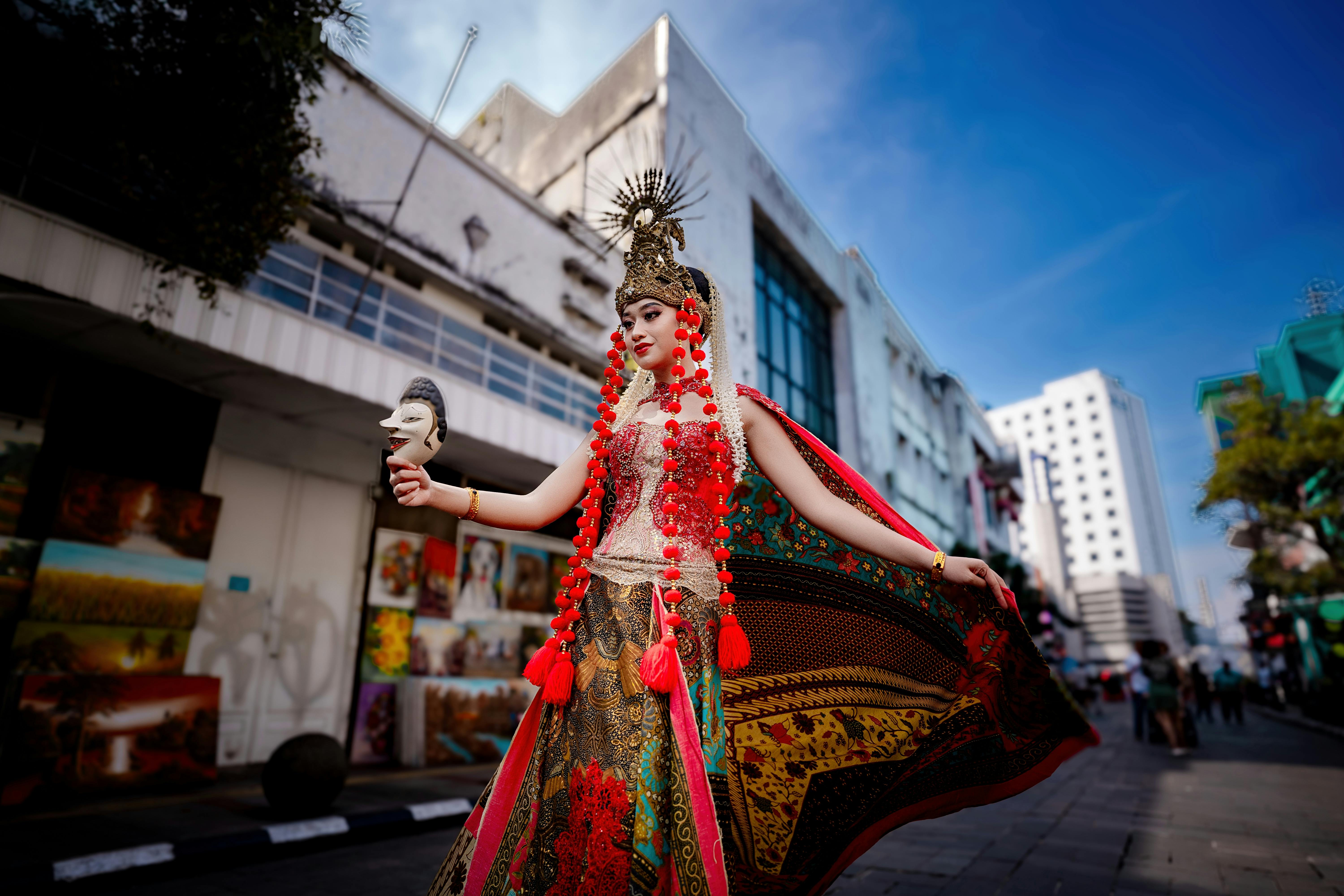 手机壁纸壁纸桌面_穿着黑色连衣裙和手套的女人在柔和的灯光下摆姿势
