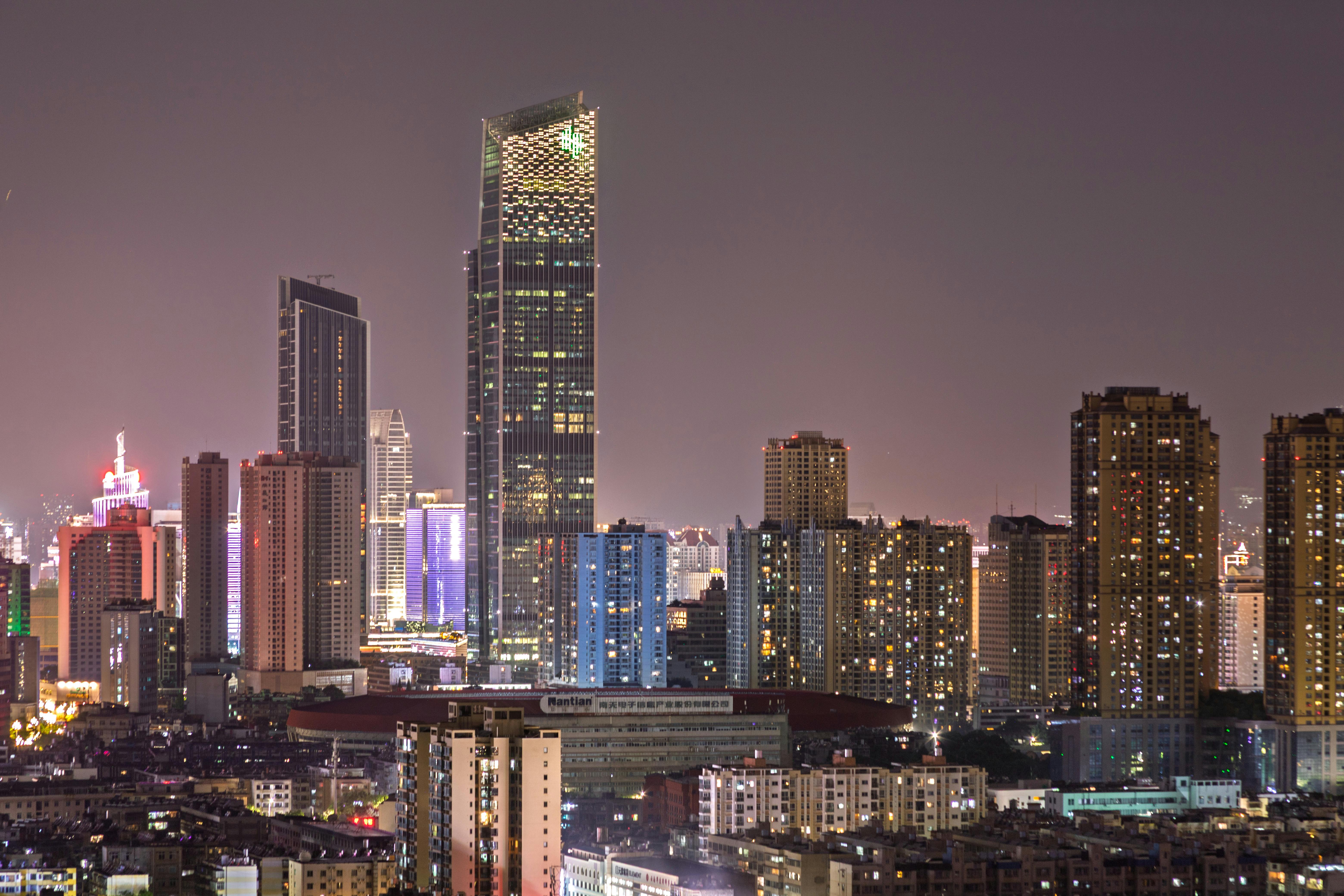 美景图片Living_风景秀丽的湖景多肉植物种植园