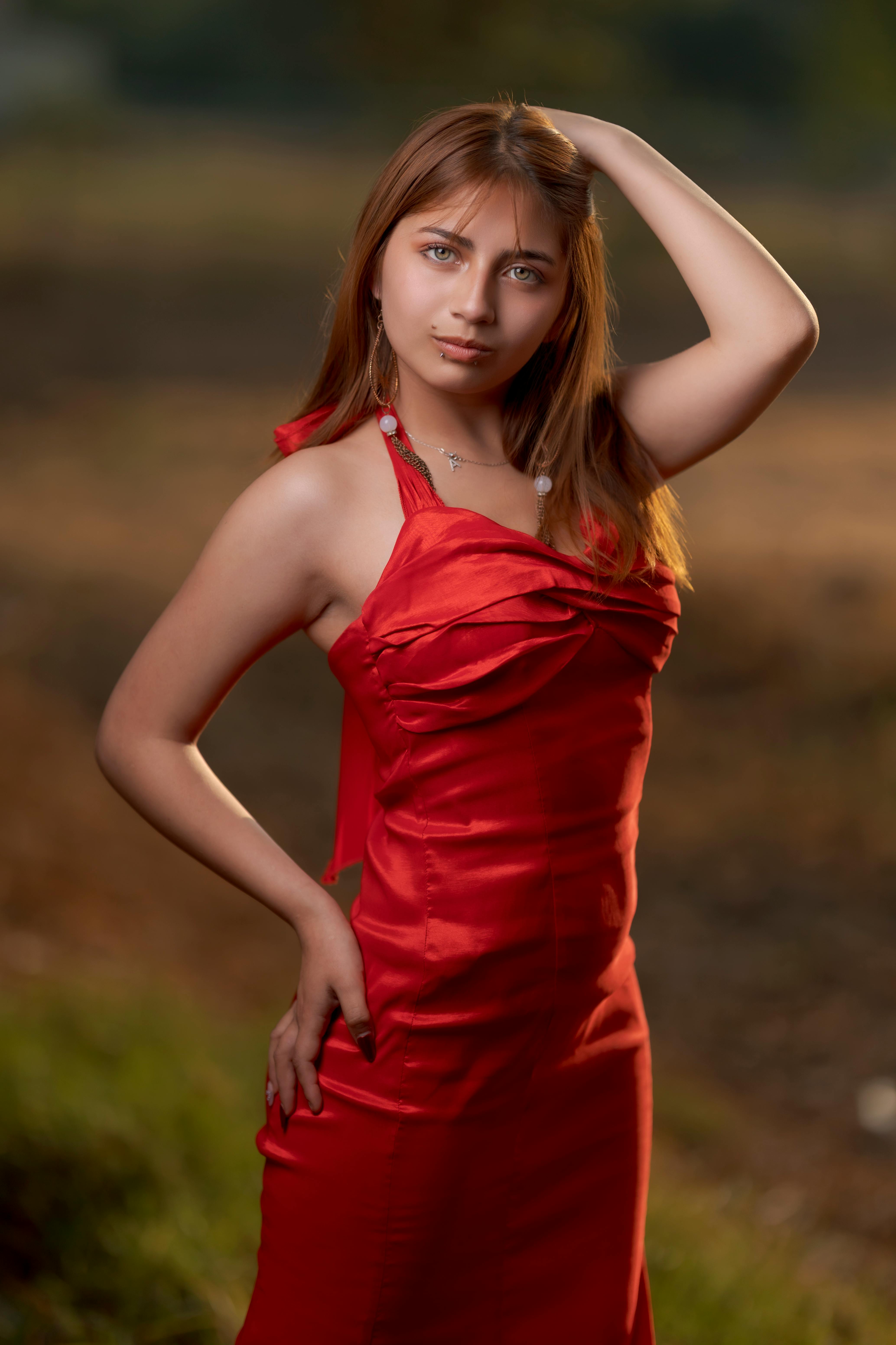 壁纸可爱壁纸美女_穿红衣服的女人的时尚肖像