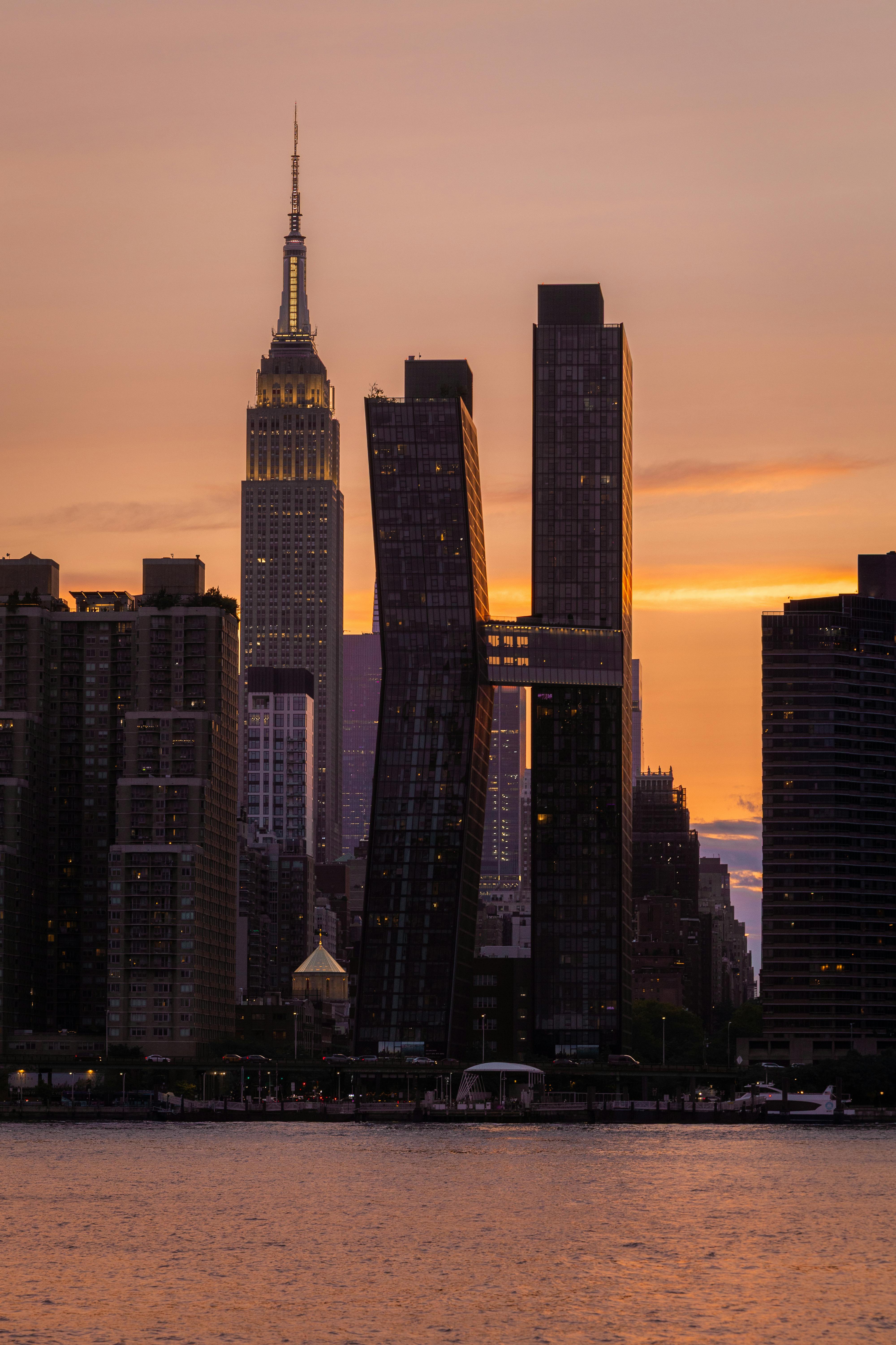 美景图片杭州西湖水墨意境般的风景，浙江省，中国_日落时纽约市标志性的天际线